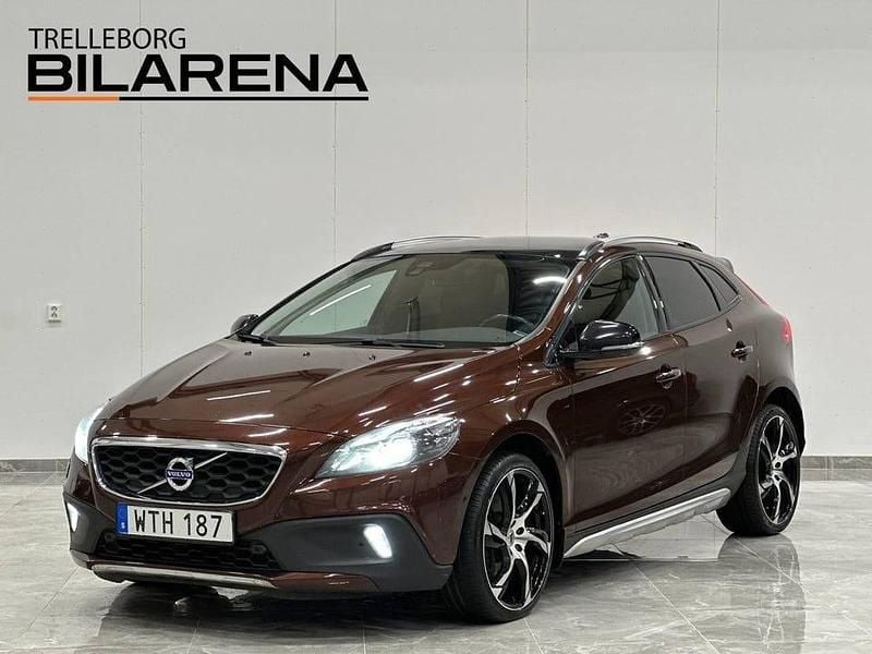 Brun Begagnad 2016 Volvo V40 CC Summum Kombi | 149 900 kr (Marknadspris) - Bild 1/4