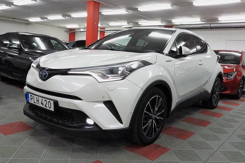 Vit Begagnad 2017 Toyota C-HR Executive SUV | 169 500 kr (Marknadspris) - Bild 1/4