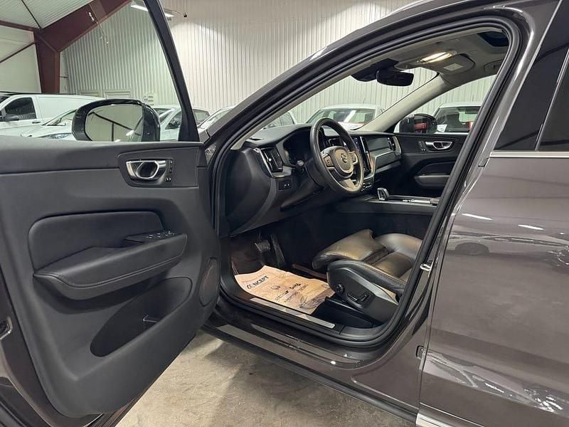 Begagnad Volvo XC60 Core 350 HK (257 kW) 2022 Platinum grå metallic SUV