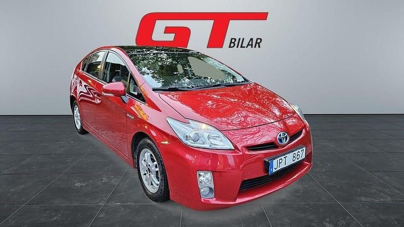 Mörkröd Begagnad 2010 Toyota Prius Halvkombi | 89 900 kr (Lite dyr) - Bild 1/4