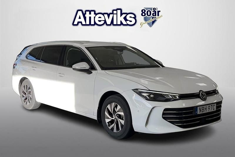 Vit Begagnad 2024 VW Passat Business Kombi | 359 900 kr (Lite dyr) - Bild 1/4