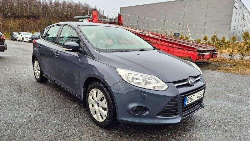 Grå Begagnad 2013 Ford Focus Trend Halvkombi | 59 900 kr (Marknadspris) - Bild 1/4