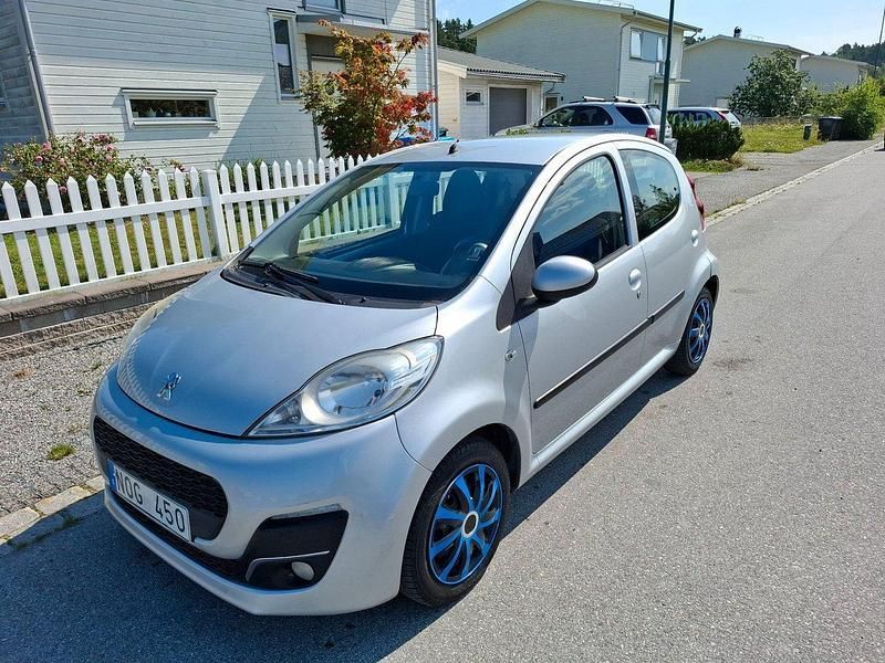 Silver (silvermet) Begagnad 2013 Peugeot 107 Halvkombi | 34 500 kr (Marknadspris) - Bild 1/4