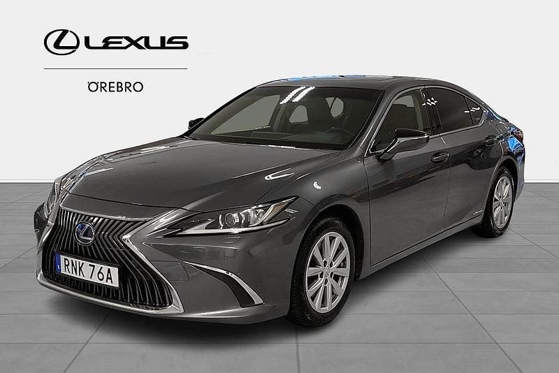 Grå Begagnad 2019 Lexus ES300H Sedan | 289 900 kr (Marknadspris) - Bild 1/4