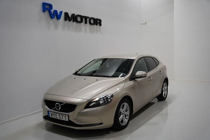 Ljusbrun Begagnad 2017 Volvo V40 Kombi | 139 800 kr (Marknadspris) - Bild 1/4