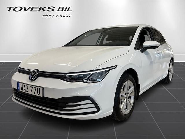 Vit Begagnad 2023 VW Golf VIII Life Halvkombi | 279 900 kr (Marknadspris) - Bild 1/4
