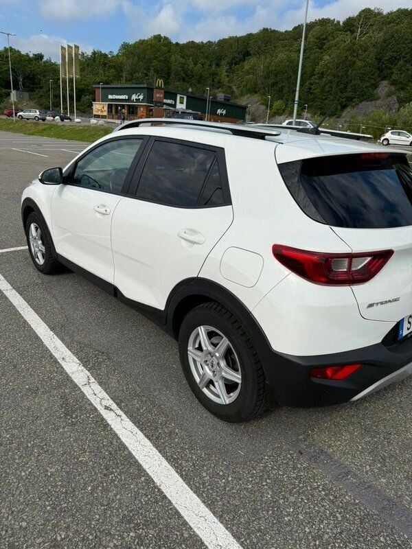 Vit Begagnad 2022 Kia Stonic Advance SUV | 155 000 kr (Marknadspris) - Bild 1/3