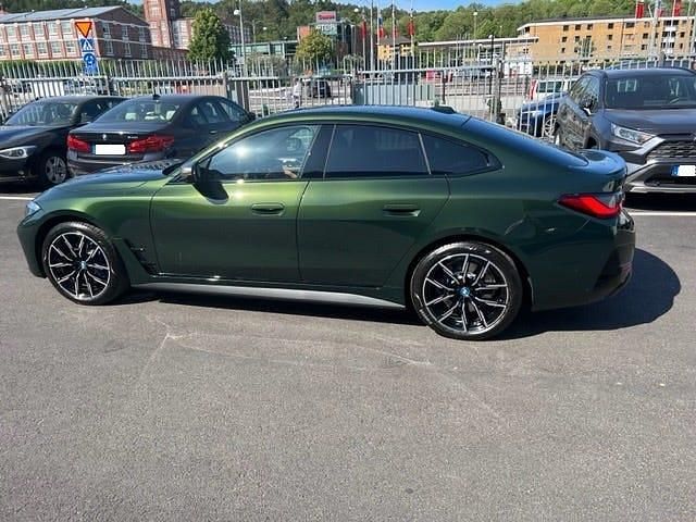 Sanremo green metallic Begagnad 2024 BMW i4 Sedan | 510 000 kr (Superpris) - Bild 1/3