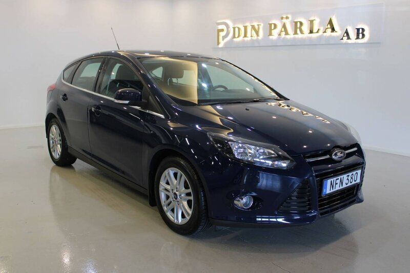 Blå Begagnad 2013 Ford Focus Halvkombi | 79 900 kr (Lite dyr) - Bild 1/4
