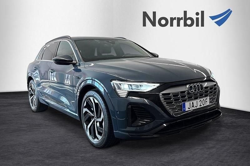 Begagnad Audi Q8 e-tron S-Line 300 kW (408 HK) 2024 Blå SUV
