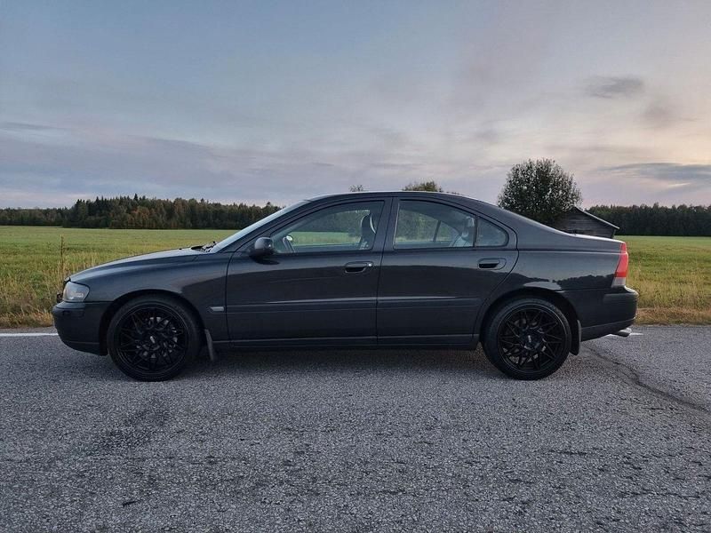Mörkgrå Begagnad 2001 Volvo S60 Sedan | 54 900 kr - Bild 1/4