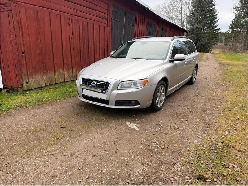 Grå Begagnad 2011 Volvo V70 Momentum Kombi | 41 500 kr (Bra pris) - Bild 1/4