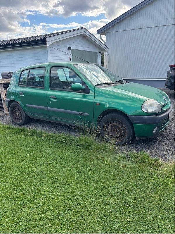 Grön Begagnad 2001 Renault Clio II Halvkombi | 10 000 kr (Bra pris) - Bild 1/2