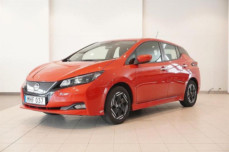 Röd Begagnad 2022 Nissan Leaf Acenta Halvkombi | 179 900 kr (Marknadspris) - Bild 1/4