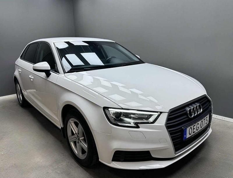 Vit Begagnad 2018 Audi A3 Design Halvkombi | 144 900 kr (Marknadspris) - Bild 1/4