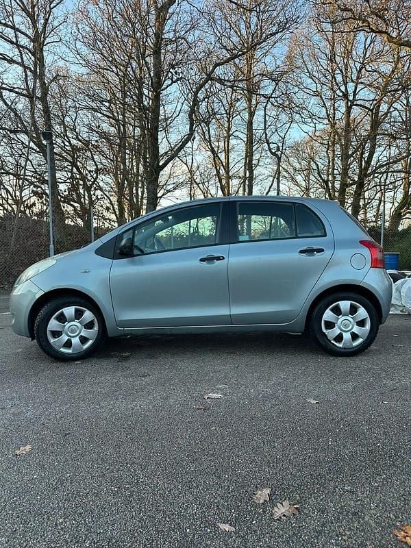 Begagnad 2006 Toyota Yaris Halvkombi | 29 000 kr (Marknadspris) - Bild 1/4