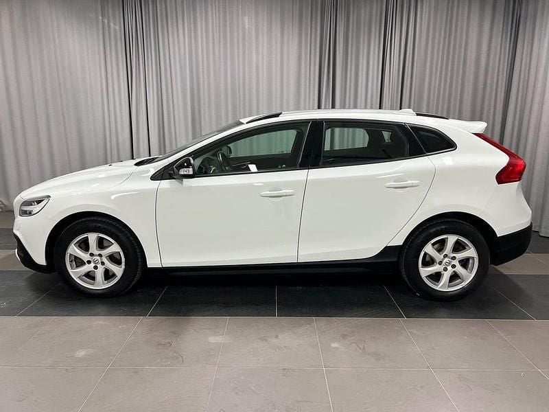 Begagnad Volvo V40 CC Kinetic 152 HK (111 kW) 2019 Vit Kombi