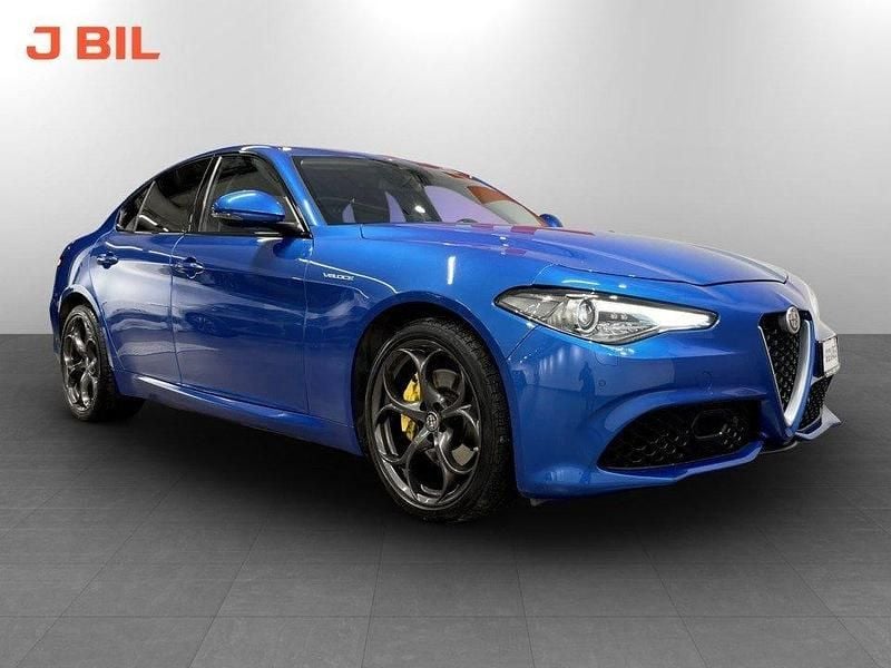 Blå Begagnad 2017 Alfa Romeo Giulia Veloce Sedan | 299 900 kr (Lite dyr) - Bild 1/3