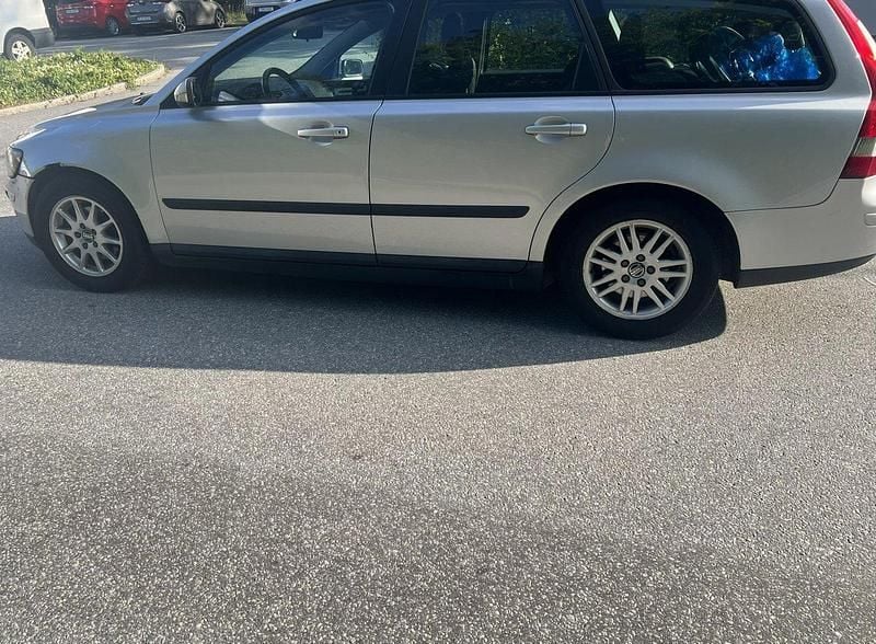Grå Begagnad 2006 Volvo V50 Kinetic Kombi | 18 000 kr (Bra pris) - Bild 1/2