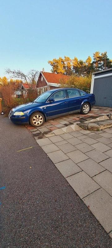 Blå Begagnad 2004 VW Passat Trendline Sedan | 24 900 kr (Dyr) - Bild 1/3