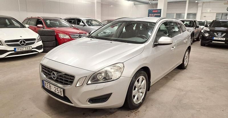 Ljusgrå (grå) Begagnad 2012 Volvo V60 Momentum Kombi | 65 000 kr (Marknadspris) - Bild 1/3