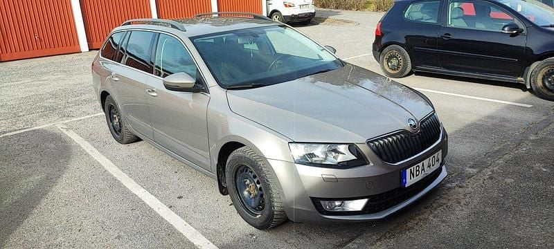 Brun Begagnad 2016 Skoda Octavia Ambition Kombi | 145 000 kr (Lite dyr) - Bild 1/4