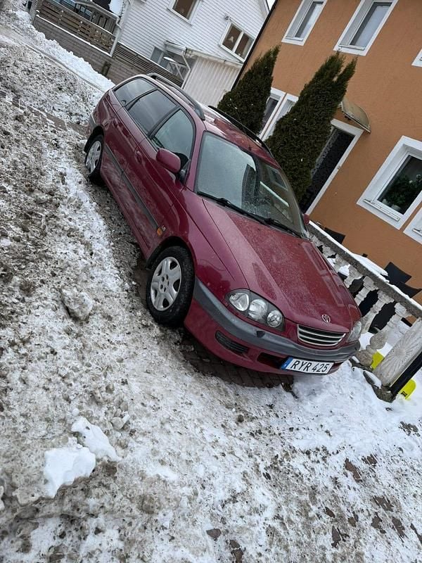 Begagnad Toyota Avensis 110 HK (80 kW) 2000 Kombi