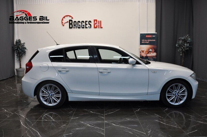 Vit Begagnad 2007 BMW 116 Halvkombi | 55 900 kr (Lite dyr) - Bild 1/4