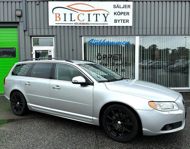 Silver Begagnad 2011 Volvo V70 Executive Kombi | 79 900 kr (Lite dyr) - Bild 1/4