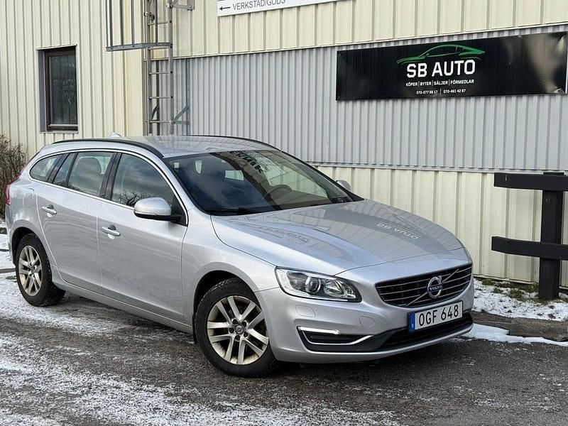 Silver Begagnad 2016 Volvo V60 Momentum Kombi | 124 990 kr (Bra pris) - Bild 1/4