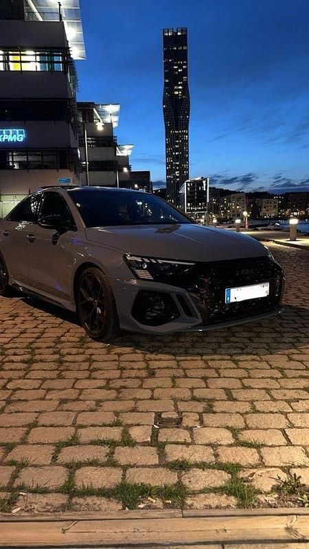 Grå Begagnad 2023 Audi RS3 Halvkombi | 655 000 kr (Marknadspris) - Bild 1/4