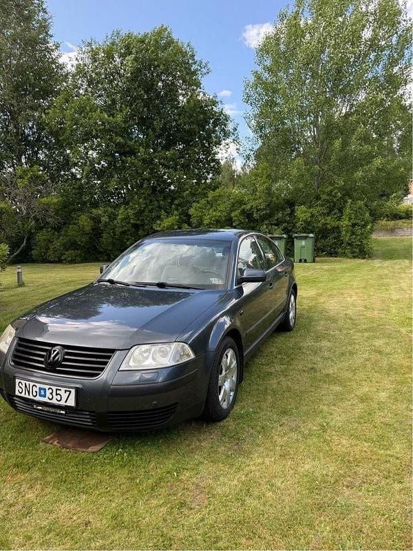 Grå Begagnad 2001 VW Passat Comfortline Sedan | 8 000 kr (Dyr) - Bild 1/4