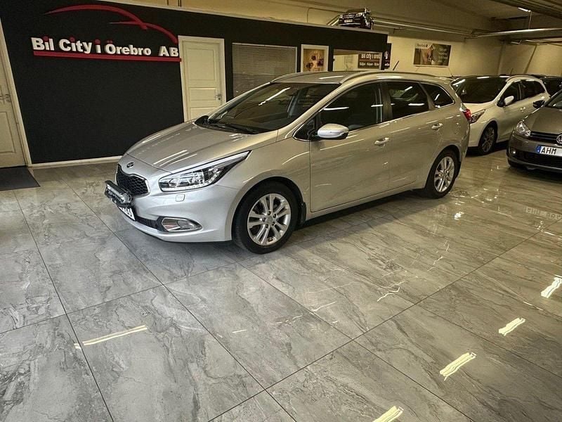 Grå Begagnad 2015 Kia Ceed Comfort Kombi | 89 900 kr (Marknadspris) - Bild 1/4