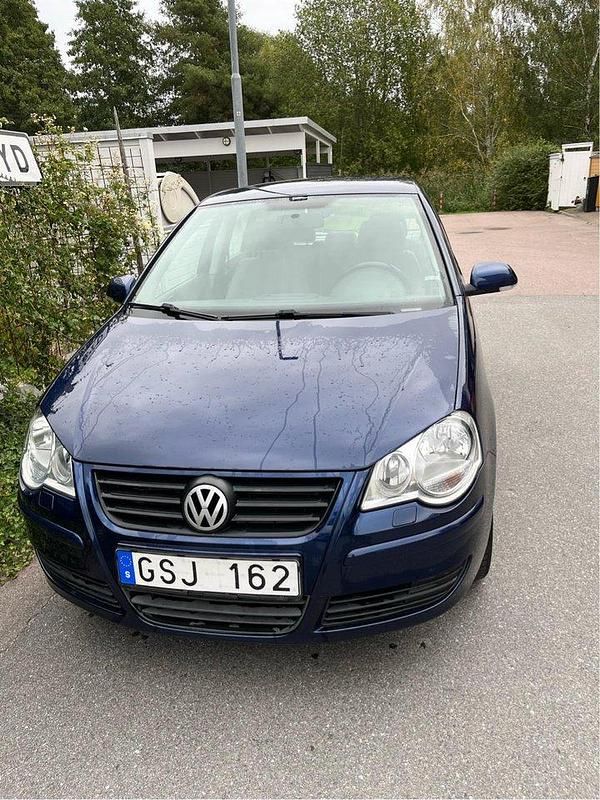 Blå Begagnad 2008 VW Polo Comfortline Halvkombi | 40 000 kr (Marknadspris) - Bild 1/4