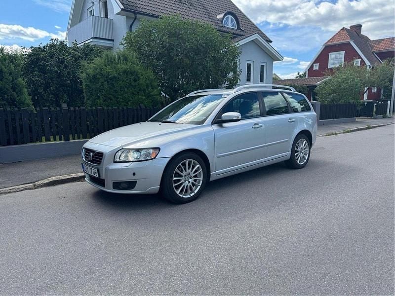 Grå Begagnad 2008 Volvo V50 Summum Kombi | 42 000 kr (Marknadspris) - Bild 1/3