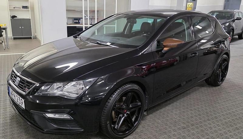 Svart Begagnad 2018 Seat Leon FR Halvkombi | 129 900 kr (Marknadspris) - Bild 1/4