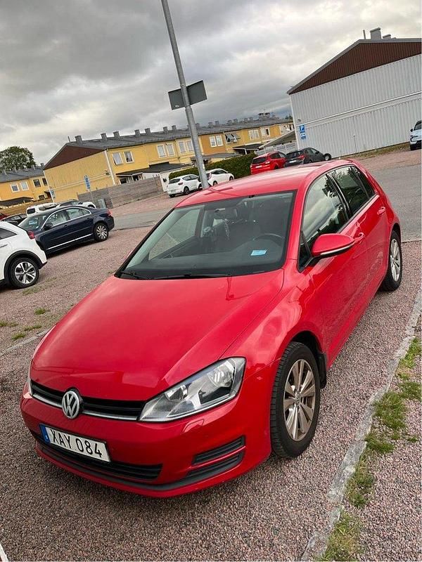 Röd Begagnad 2016 VW Golf VII Halvkombi | 95 000 kr (Bra pris) - Bild 1/4