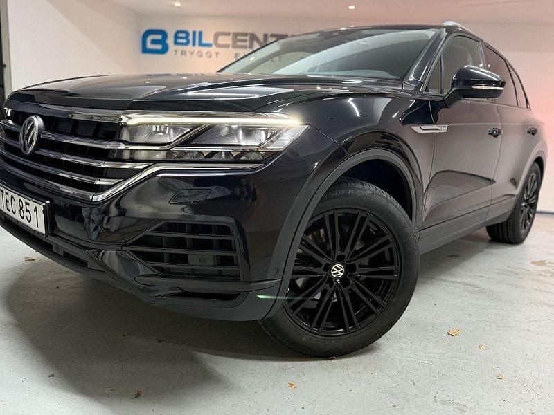 Svart Begagnad 2018 VW Touareg R-line SUV | 354 900 kr (Dyr) - Bild 1/4