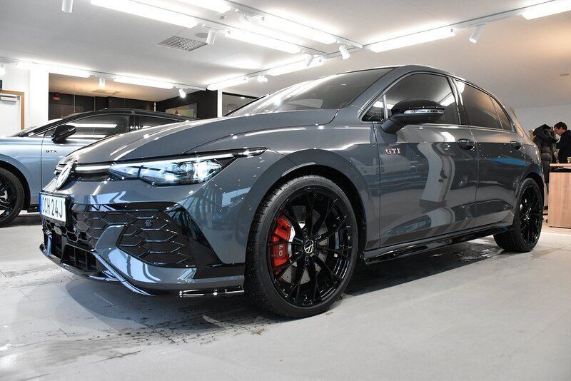 Mörkgrå (dolphin grey metallic) Ny 2024 VW Golf VIII GTI Clubsport Halvkombi | 572 898 kr - Bild 1/3