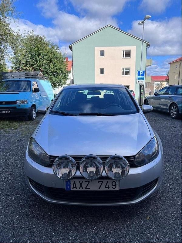 Silver Begagnad 2010 VW Golf VI Halvkombi | 39 500 kr (Bra pris) - Bild 1/4