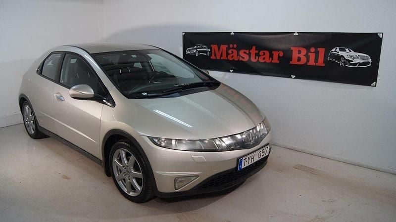 Silver Begagnad 2006 Honda Civic Sport Halvkombi | 29 900 kr (Bra pris) - Bild 1/4