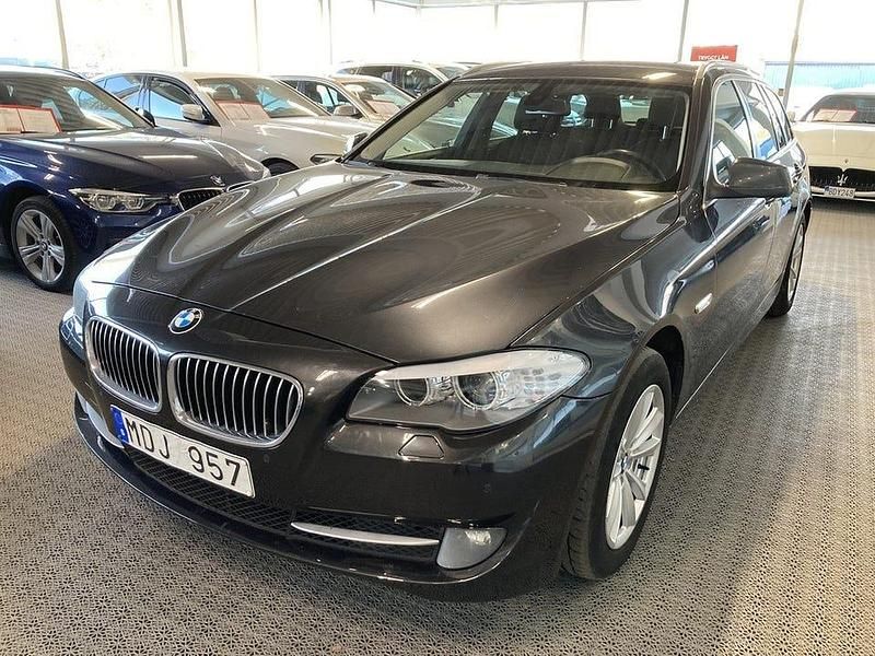 Grå Begagnad 2011 BMW 520 Kombi | 79 000 kr (Marknadspris) - Bild 1/4