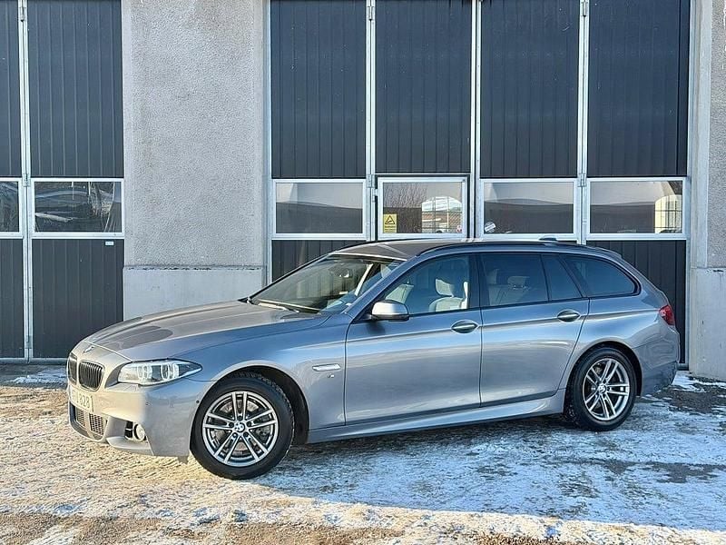 Grå Begagnad 2016 BMW 520 M Sport Kombi | 209 900 kr (Dyr) - Bild 1/4