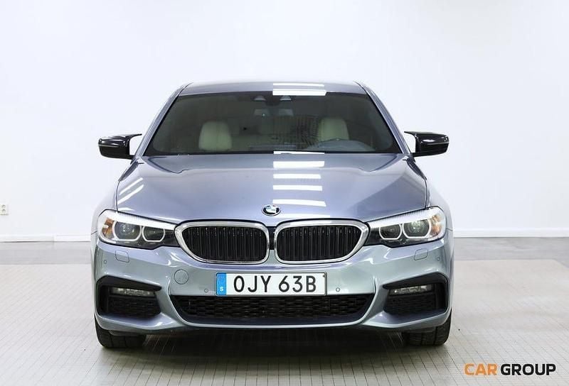 Blå Begagnad 2020 BMW 520 M Sport Sedan | 312 900 kr (Superpris) - Bild 1/4