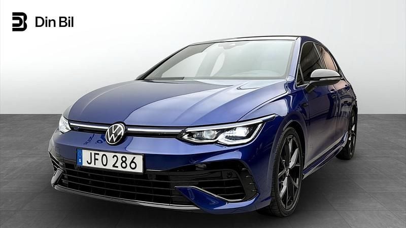 Mörkblå Begagnad 2023 VW Golf VIII R Kombi | 499 900 kr - Bild 1/4