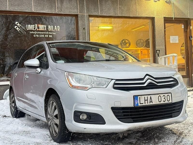 Silver Begagnad 2011 Citroën C4 Halvkombi | 43 000 kr (Marknadspris) - Bild 1/4