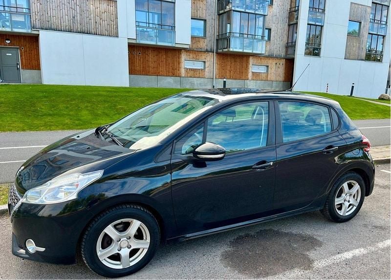 Svart Begagnad 2013 Peugeot 208 Halvkombi | 59 000 kr (Marknadspris) - Bild 1/4