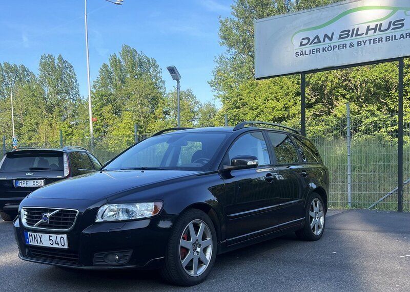 Svart Begagnad 2008 Volvo V50 Momentum Kombi | 64 900 kr (Marknadspris) - Bild 1/4