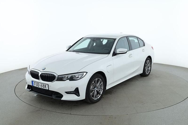 Vit Begagnad 2019 BMW 330e Sport Line Sedan | 316 000 kr (Lite dyr) - Bild 1/3