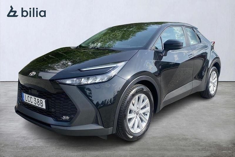 Svart Begagnad 2024 Toyota C-HR Active SUV | 319 900 kr (Bra pris) - Bild 1/3